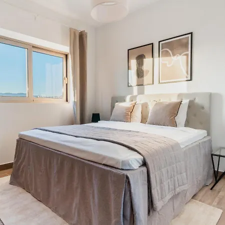 Perfect Vacation For Up To Six Guests With Balcony All Yours דירה לימסול